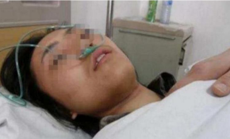 妻子車禍成植物人，喂藥時被子一直抖，掀開被子後，丈夫樂開了花