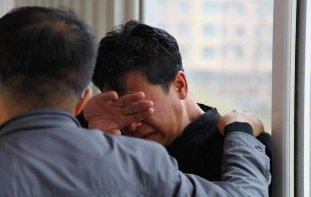 妻子車禍成植物人，喂藥時被子一直抖，掀開被子後，丈夫樂開了花