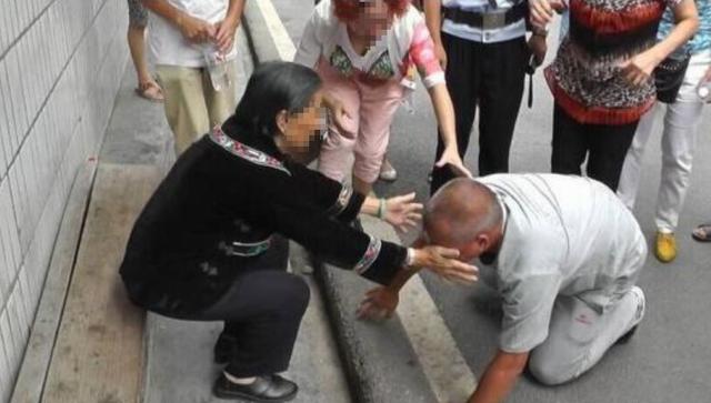 六旬老人意外懷孕，兒女勸其打掉，老人掀開衣服，讓家人跪地哭泣！