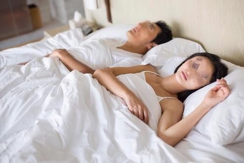 兒子結婚五年都沒孩子，兩人都健康，當母親裝上監控時，傻眼了！ 