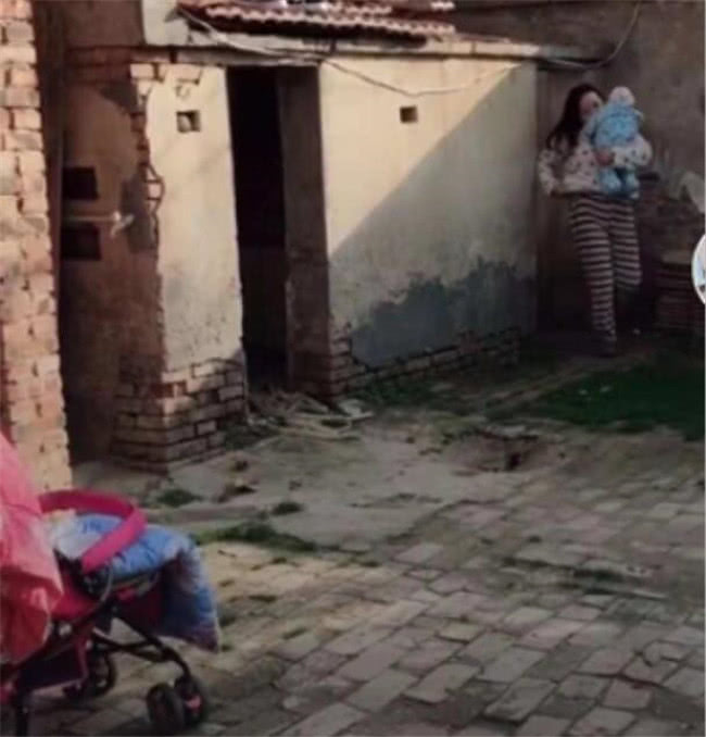 生了二胎後妻子變得很冷漠，丈夫要離婚，婆婆發來照片他淚流滿面 !