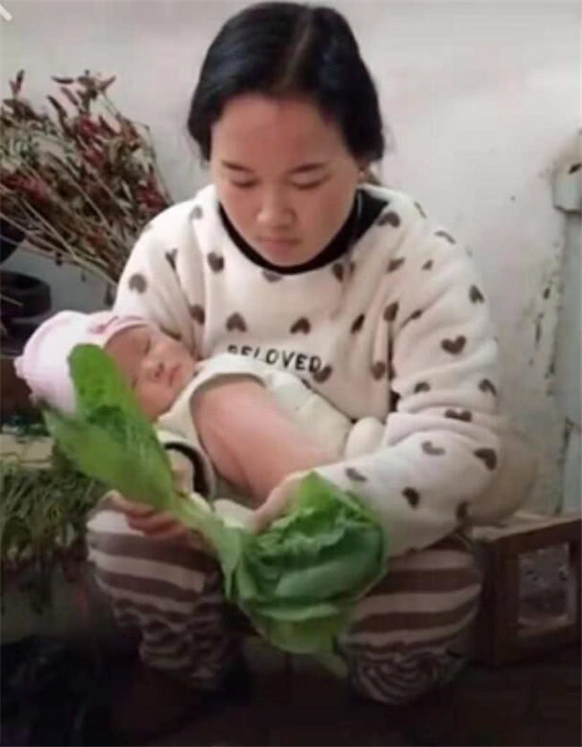 生了二胎後妻子變得很冷漠，丈夫要離婚，婆婆發來照片他淚流滿面 !