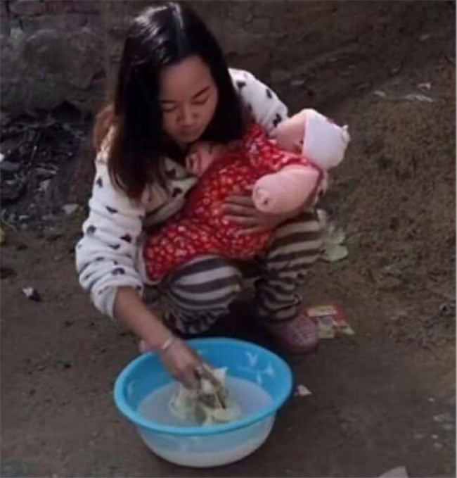 生了二胎後妻子變得很冷漠，丈夫要離婚，婆婆發來照片他淚流滿面 !