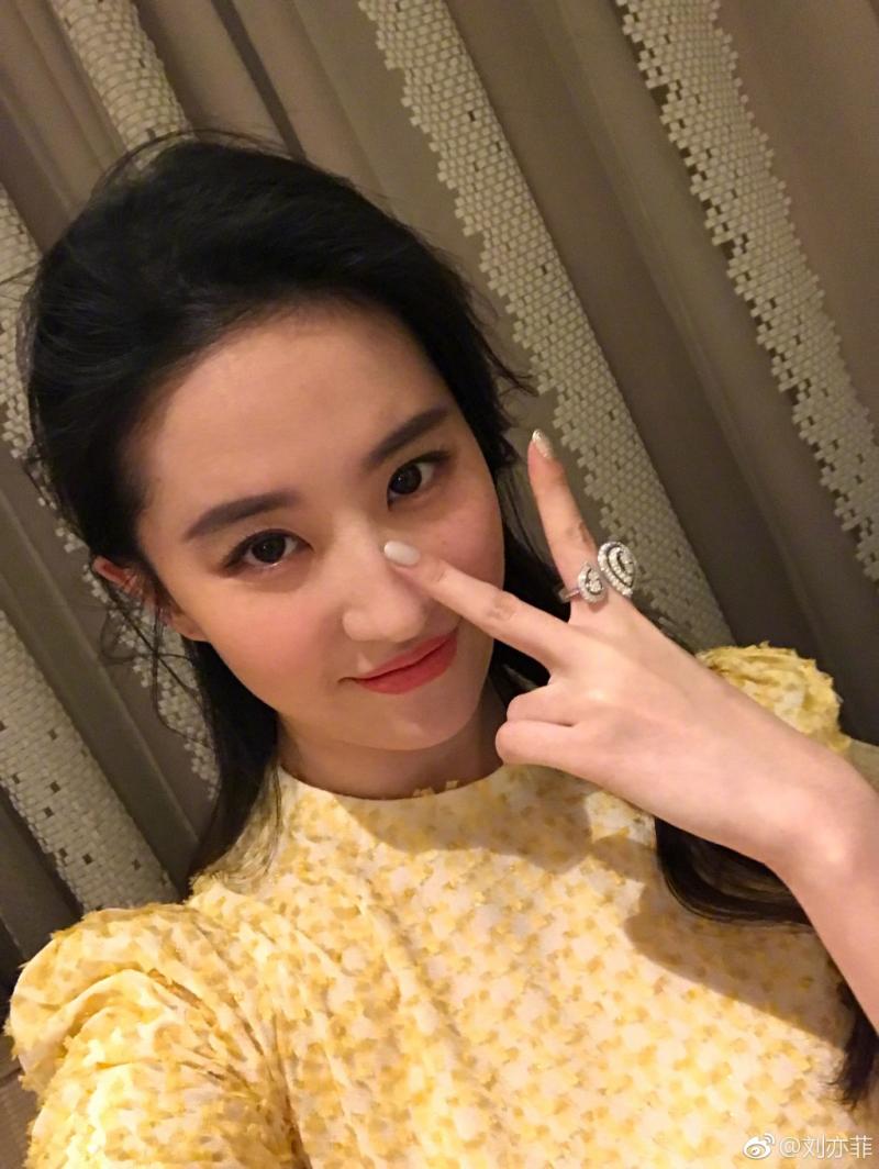 劉亦菲59歲媽媽近照曝光，竟然撞臉奶茶妹妹，被讚美過女兒劉亦菲！