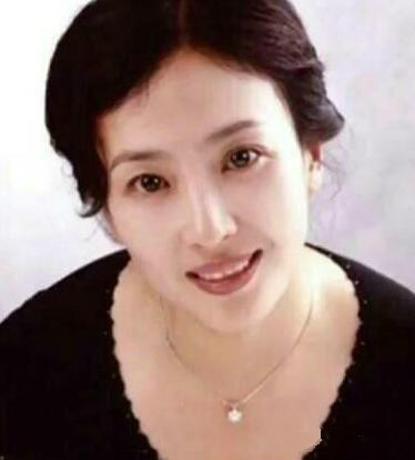 劉亦菲59歲媽媽近照曝光，竟然撞臉奶茶妹妹，被讚美過女兒劉亦菲！