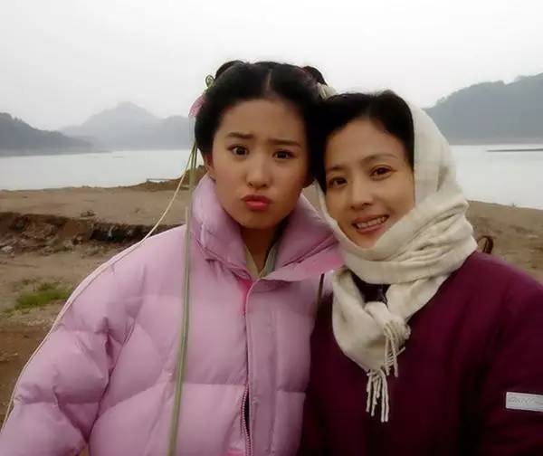 劉亦菲59歲媽媽近照曝光，竟然撞臉奶茶妹妹，被讚美過女兒劉亦菲！