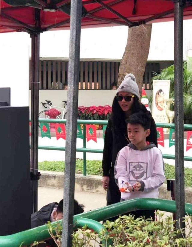張柏芝被曝生第三胎後再被網友捕獲，疑產後發福美貌大打折扣！
