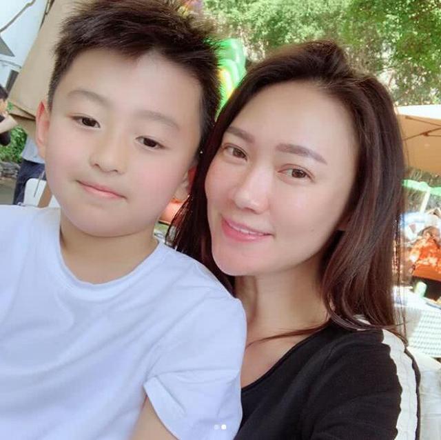 張柏芝被曝生第三胎後再被網友捕獲，疑產後發福美貌大打折扣！