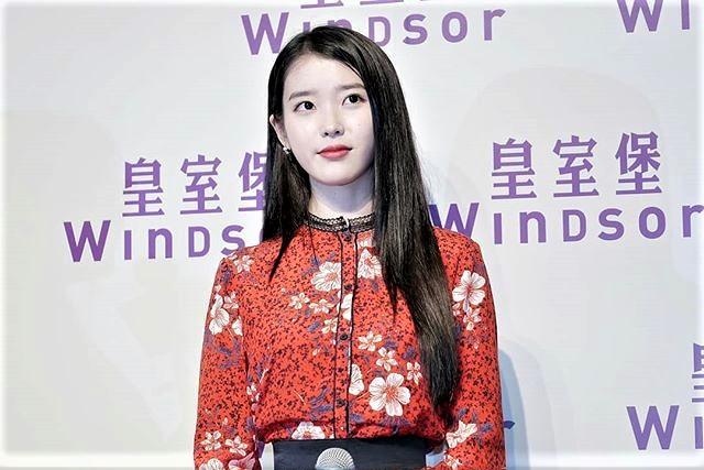IU現身香港，自曝演唱會有神秘嘉賓，因遲到用廣東話道歉好可愛！