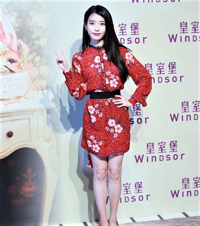 IU現身香港，自曝演唱會有神秘嘉賓，因遲到用廣東話道歉好可愛！