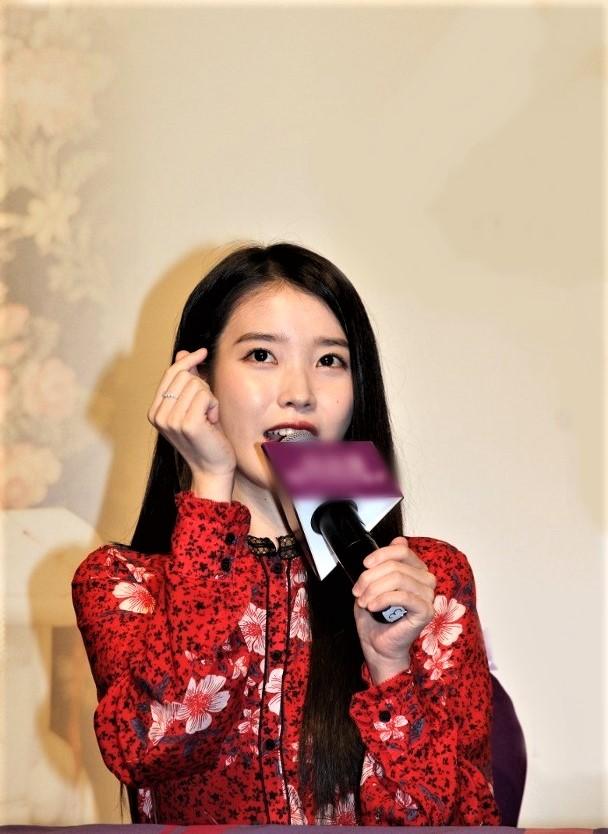 IU現身香港，自曝演唱會有神秘嘉賓，因遲到用廣東話道歉好可愛！
