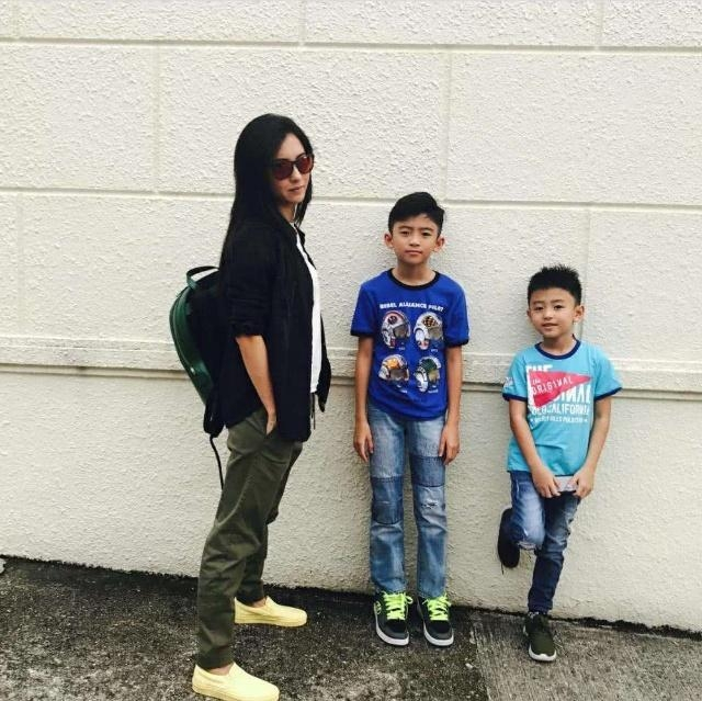 張柏芝與富豪購物舊照曝出， 兒子也在身旁，網友：難道是真的？ 