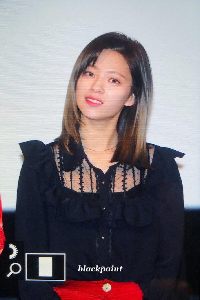 [TWICE][分享]181207 舞台問候開始TWICE全員現身電影《TWICELAND》首映見面會現場