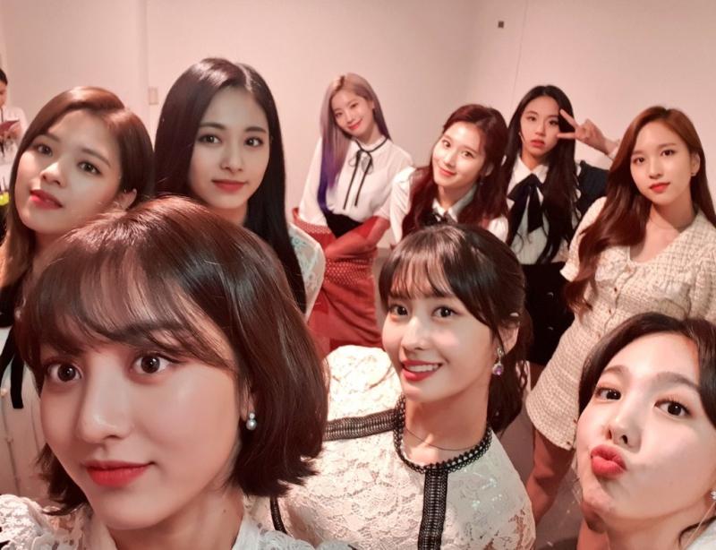 [TWICE][分享]181207 舞台問候開始TWICE全員現身電影《TWICELAND》首映見面會現場