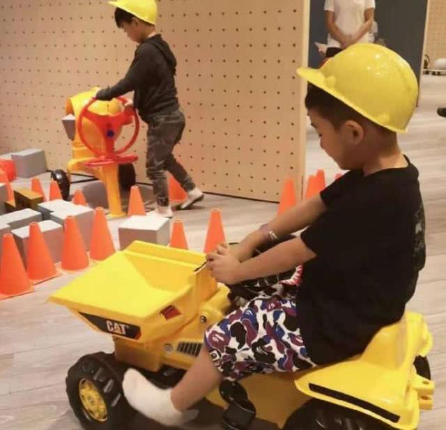  Jasper頭戴小黃帽開鏟車、看圖紙，有模有樣！