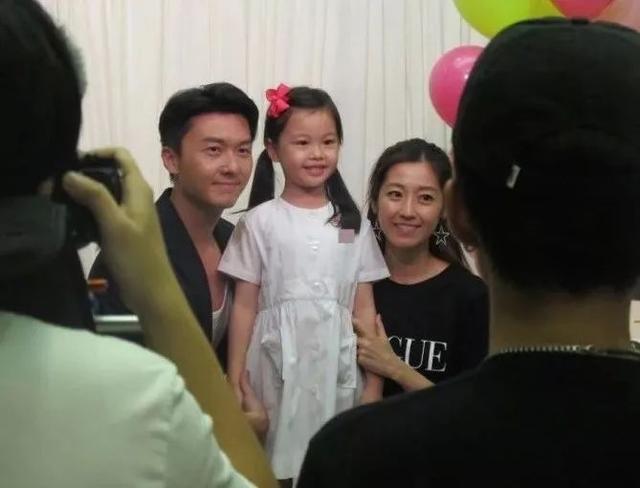  再傳婚變！TVB視帝被指婚姻亮紅燈 太太死心堅決離婚！原來傳緋聞的是她！
