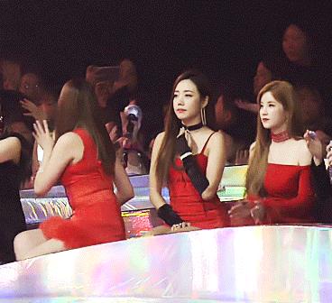 韓網熱議！其他團領獎的時候讓集中的隊長Apink「朴初瓏」