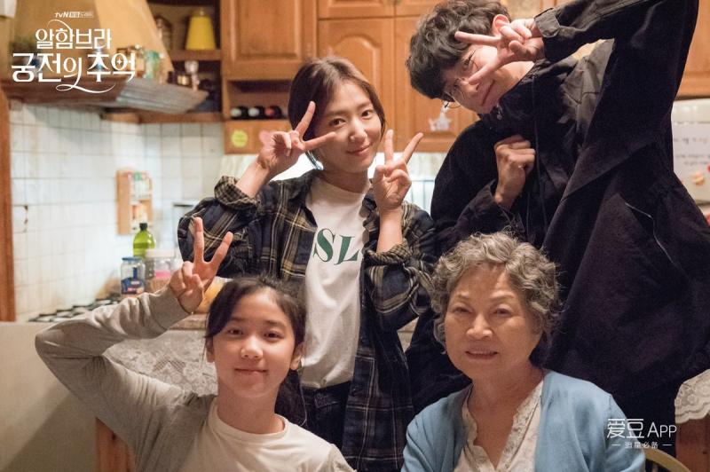 [EXO][新聞]181204 《阿爾罕布拉宮的回憶》世珠家族合照公開萬變不離剪刀手！