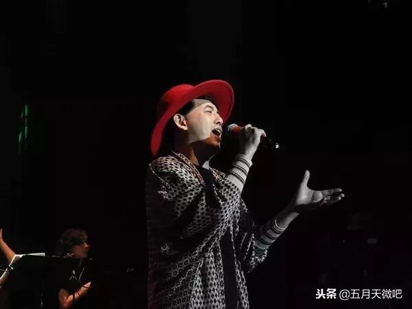 黃子佼爆哭唱五月天新歌！謝天團熬夜趕工……澄清曲是「他」寫的