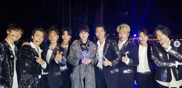 Super Junior全員在後台大合體，期待下一次全體站在舞台上的表演