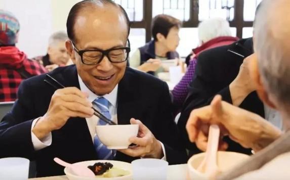 李嘉誠的好兄弟，最愛勞斯萊斯，現在已80多歲了還不停的換女友！