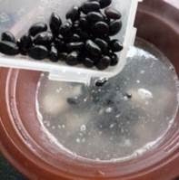 黑豆排骨湯，有活血清熱、補虛烏髮還有很多你不知道的功能哦！趕緊分享吧~