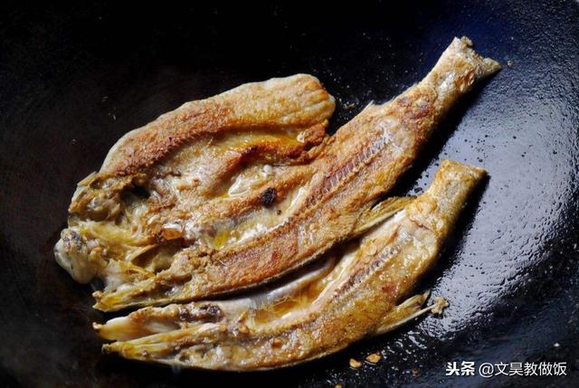53歲大廚：不管煎什麼魚，只需牢記2點，不粘鍋不破皮還沒魚腥味