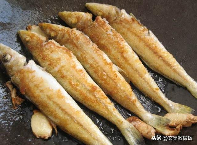 53歲大廚：不管煎什麼魚，只需牢記2點，不粘鍋不破皮還沒魚腥味