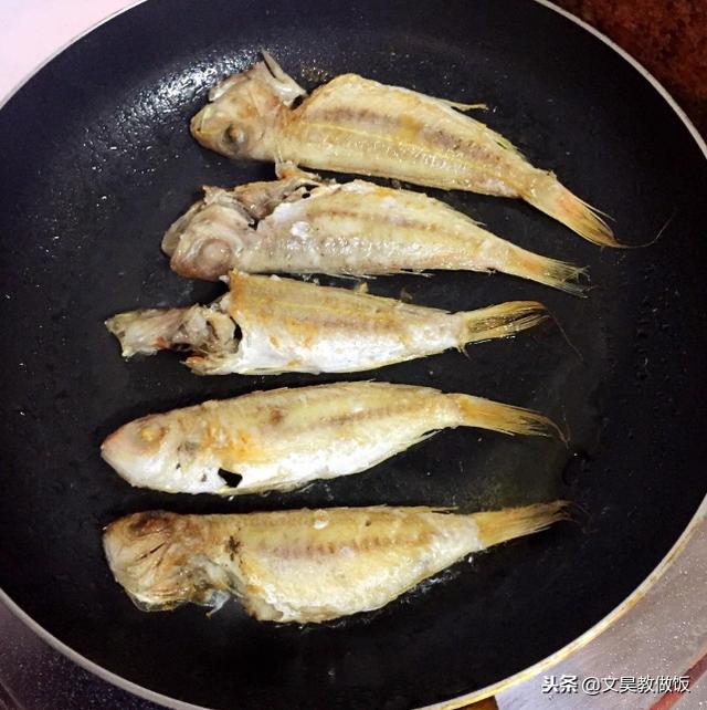 53歲大廚：不管煎什麼魚，只需牢記2點，不粘鍋不破皮還沒魚腥味