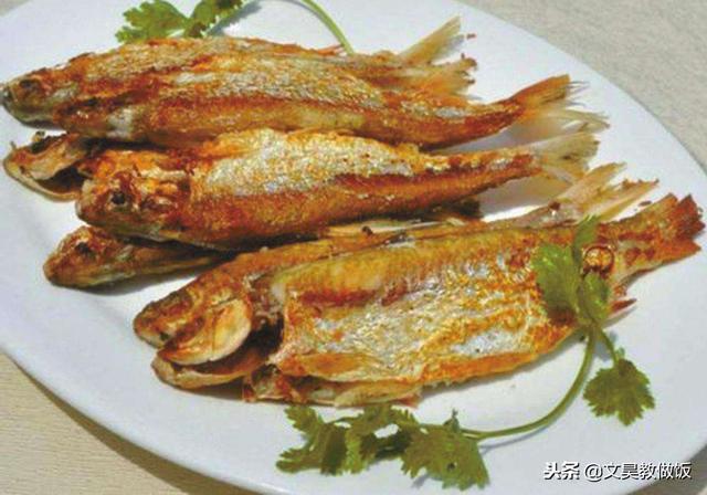 53歲大廚：不管煎什麼魚，只需牢記2點，不粘鍋不破皮還沒魚腥味