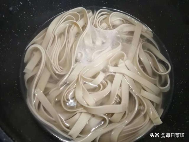 教你一個豆腐皮最好吃的做法，香辣味十足，特下飯，做法超簡單