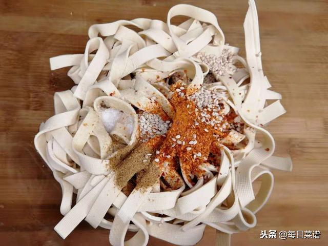 教你一個豆腐皮最好吃的做法，香辣味十足，特下飯，做法超簡單