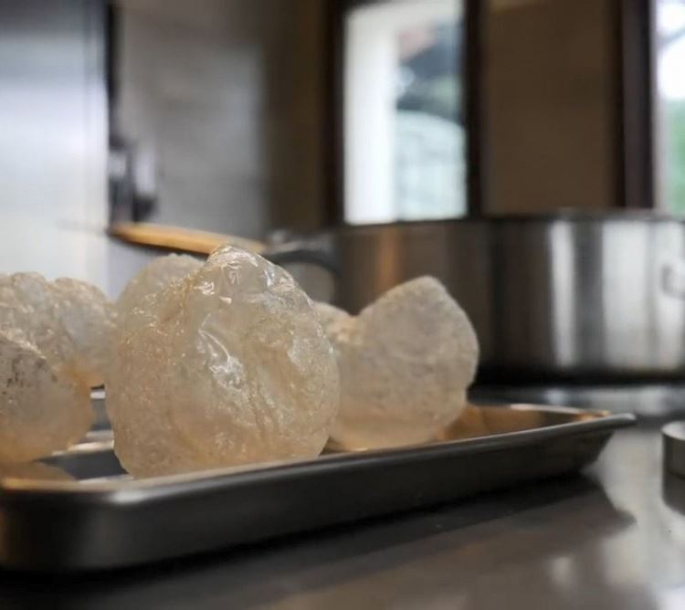 米其林大廚推自創菜「炸空氣」賣天價！咬下竟噴清新芬多精… 網傻：不就地瓜球？ - 搖一搖茶就醒了