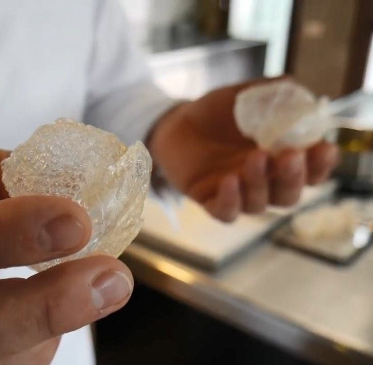 米其林大廚推自創菜「炸空氣」賣天價！咬下竟噴清新芬多精… 網傻：不就地瓜球？ - 搖一搖茶就醒了