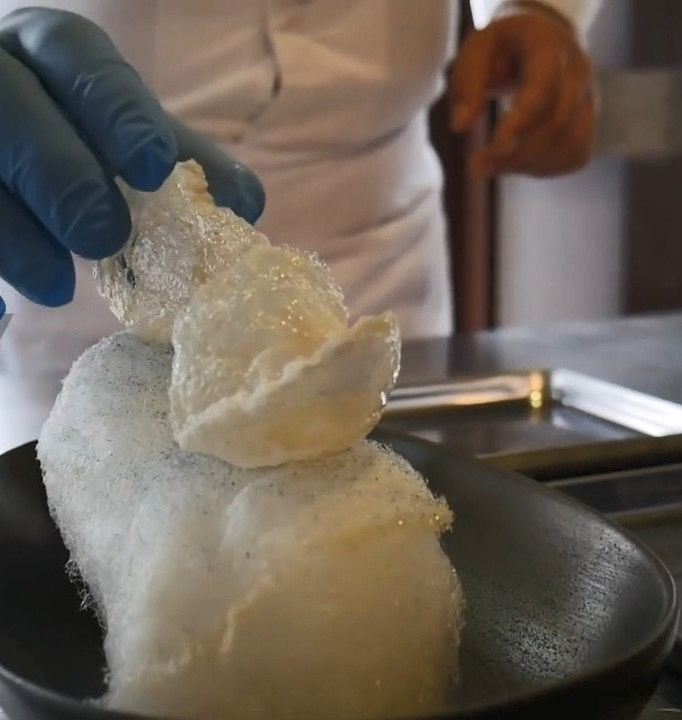 米其林大廚推自創菜「炸空氣」賣天價！咬下竟噴清新芬多精… 網傻：不就地瓜球？ - 搖一搖茶就醒了
