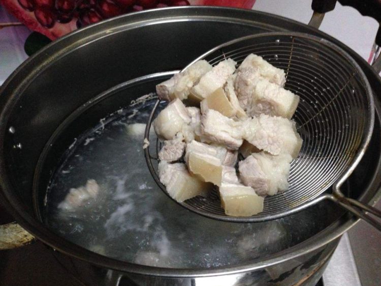 不管做什麼肉，別用開水焯燙，多加這1步，肉不老不柴，還沒腥味！