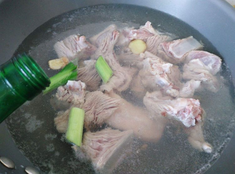 不管做什麼肉，別用開水焯燙，多加這1步，肉不老不柴，還沒腥味！