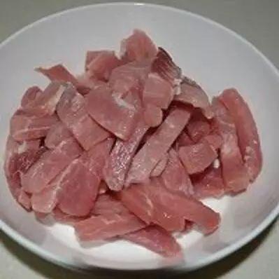 糖醋裡脊色澤紅亮，酸甜可口，最吸引人的是外焦脆，里軟嫩的口感