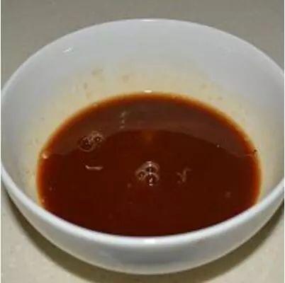糖醋裡脊色澤紅亮，酸甜可口，最吸引人的是外焦脆，里軟嫩的口感
