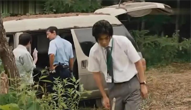 忠犬不知道主人已離開世界，每天去街道撿食物送給主人，感動哭了！