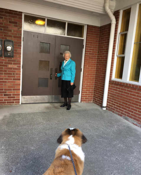 93歲奶奶走了老伴就一直獨居　隔壁大狗溫馨來認親：當我阿嬤豪不好
