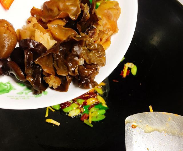 豆腐和木耳一起炒，比吃肉還香，豆腐的做法你了解幾種？