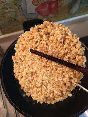 想吃鍋巴不用買，自己在家就能做出來，方法簡單，吃起來嘎嘣脆！