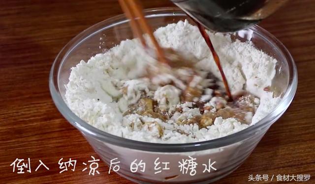 一碗麵粉一個雞蛋，攪拌幾下直接上鍋蒸一蒸，做的發糕比麵包好吃