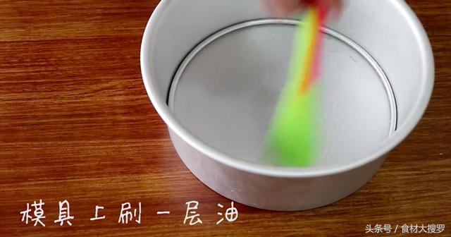 一碗麵粉一個雞蛋，攪拌幾下直接上鍋蒸一蒸，做的發糕比麵包好吃