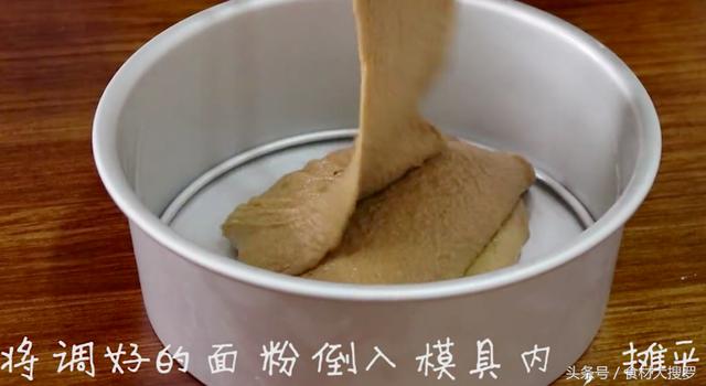 一碗麵粉一個雞蛋，攪拌幾下直接上鍋蒸一蒸，做的發糕比麵包好吃
