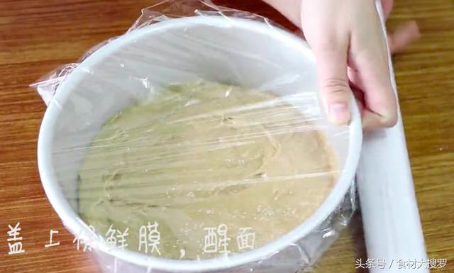 一碗麵粉一個雞蛋，攪拌幾下直接上鍋蒸一蒸，做的發糕比麵包好吃