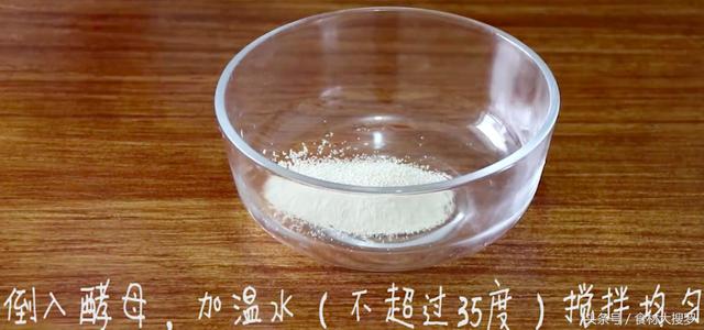 一碗麵粉一個雞蛋，攪拌幾下直接上鍋蒸一蒸，做的發糕比麵包好吃