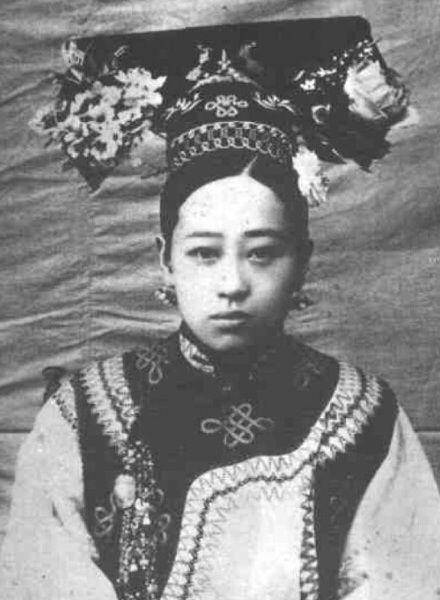 晚清皇宮公認第一美女，父親是最大的貪官，慈禧每次照相必帶上她！ 