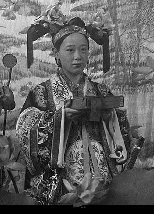 晚清皇宮公認第一美女，父親是最大的貪官，慈禧每次照相必帶上她！ 